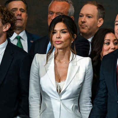 20.01.2025, USA, Washington: Gäste darunter Mark Zuckerberg (l-r), Lauren Sanchez, Jeff Bezos, nehmen an der Amtseinführung des Präsidenten in der Rotunde des US-Kapitols in Washington teil. Foto: Kenny Holston/Pool The New York Times/AP/dpa +++ dpa-Bildfunk +++