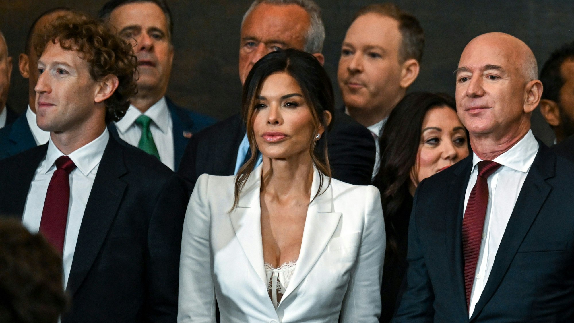 20.01.2025, USA, Washington: Gäste darunter Mark Zuckerberg (l-r), Lauren Sanchez, Jeff Bezos, nehmen an der Amtseinführung des Präsidenten in der Rotunde des US-Kapitols in Washington teil. Foto: Kenny Holston/Pool The New York Times/AP/dpa +++ dpa-Bildfunk +++