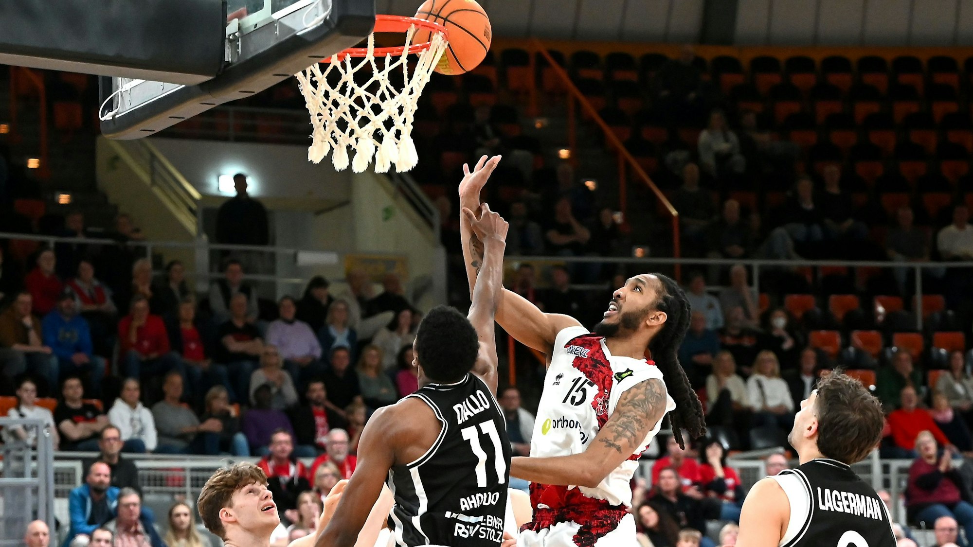 19-04.2025, Basketball-Bayer Giants-Rhöndorf
Korb von Donte Nichiolas (Bayer)
Foto: Uli Herhaus