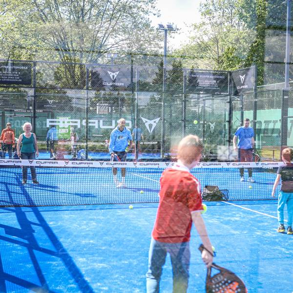In den zwei Feldern, die in einer Art Glashaus standen, konnte die Sportart Cross-Over gespielt werden. Eine Mischung aus Tennis und Padel.