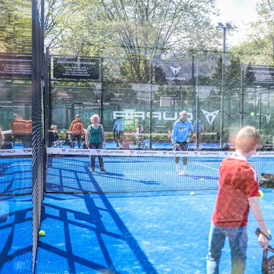 In den zwei Feldern, die in einer Art Glashaus standen, konnte die Sportart Cross-Over gespielt werden. Eine Mischung aus Tennis und Padel.