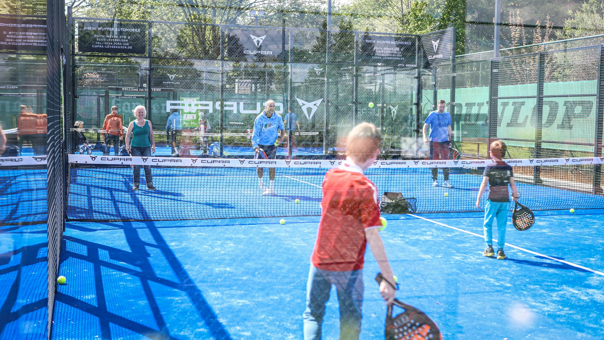 In den zwei Feldern, die in einer Art Glashaus standen, konnte die Sportart Cross-Over gespielt werden. Eine Mischung aus Tennis und Padel.