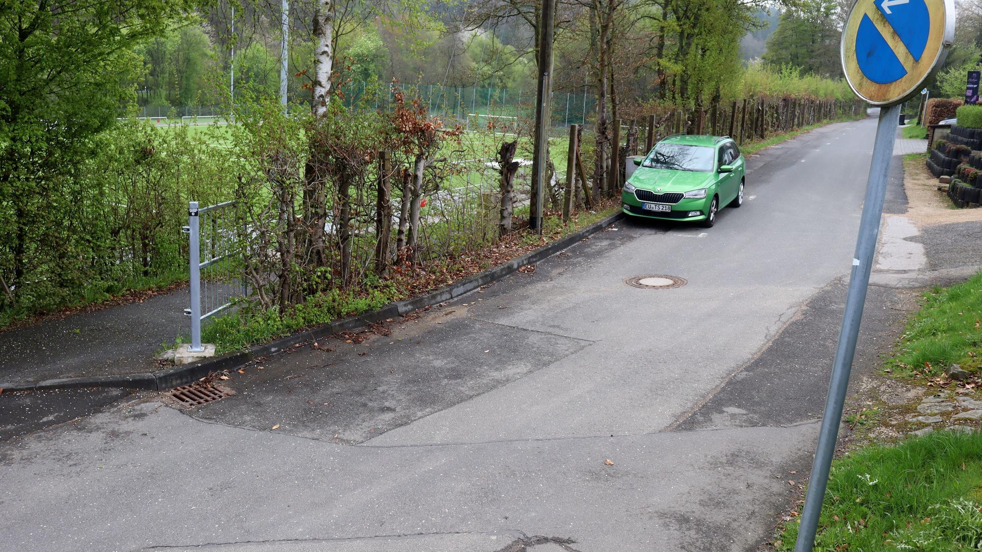 Ein Auto steht einsam am Straßenrand.