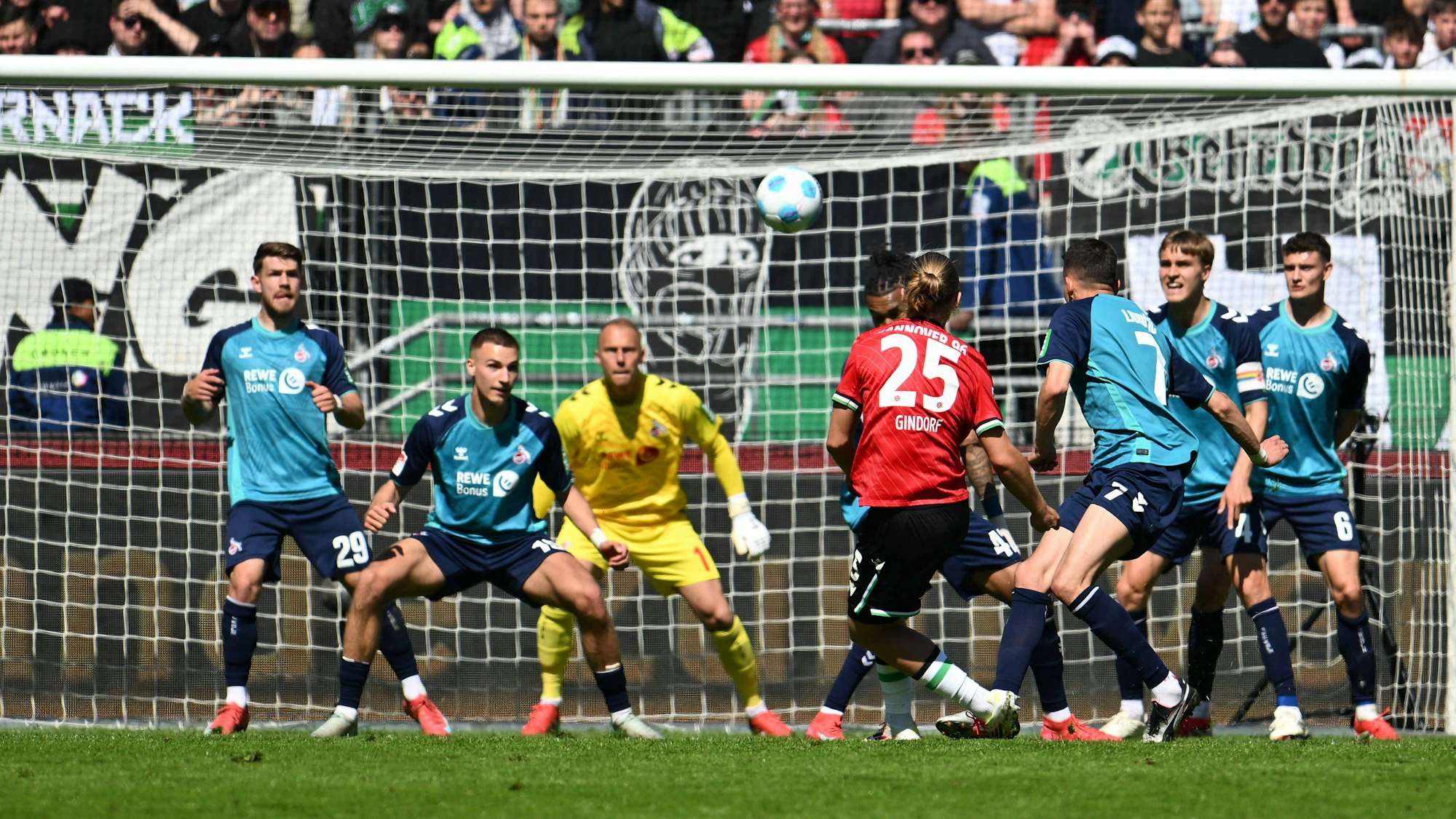27.04.2025, Niedersachsen, Hannover: Fußball: 2. Bundesliga, Hannover 96 - 1. FC Köln, 31. Spieltag, Heinz von Heiden-Arena. Hannovers Lars Gindorf (M) erzielt das Tor zum 1:0. Foto: Swen Pförtner/dpa - WICHTIGER HINWEIS: Gemäß den Vorgaben der DFL Deutsche Fußball Liga bzw. des DFB Deutscher Fußball-Bund ist es untersagt, in dem Stadion und/oder vom Spiel angefertigte Fotoaufnahmen in Form von Sequenzbildern und/oder videoähnlichen Fotostrecken zu verwerten bzw. verwerten zu lassen. +++ dpa-Bildfunk +++