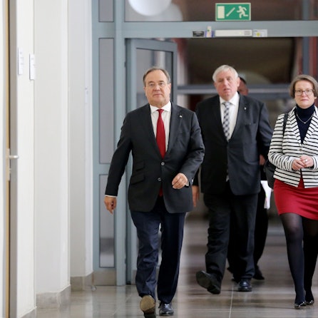Diese drei NRW-Politiker bekommen keine Posten im Kabinett von Friedrich Merz: Armin Laschet, Ex-Ministerpräsident von NRW, Gesundheitsminister Karl-Josef Laumann (Mitte) und NRW-Bauministerin Ina Scharrenbach. Das Bild wurde im Oktober 2020 aufgenommen.