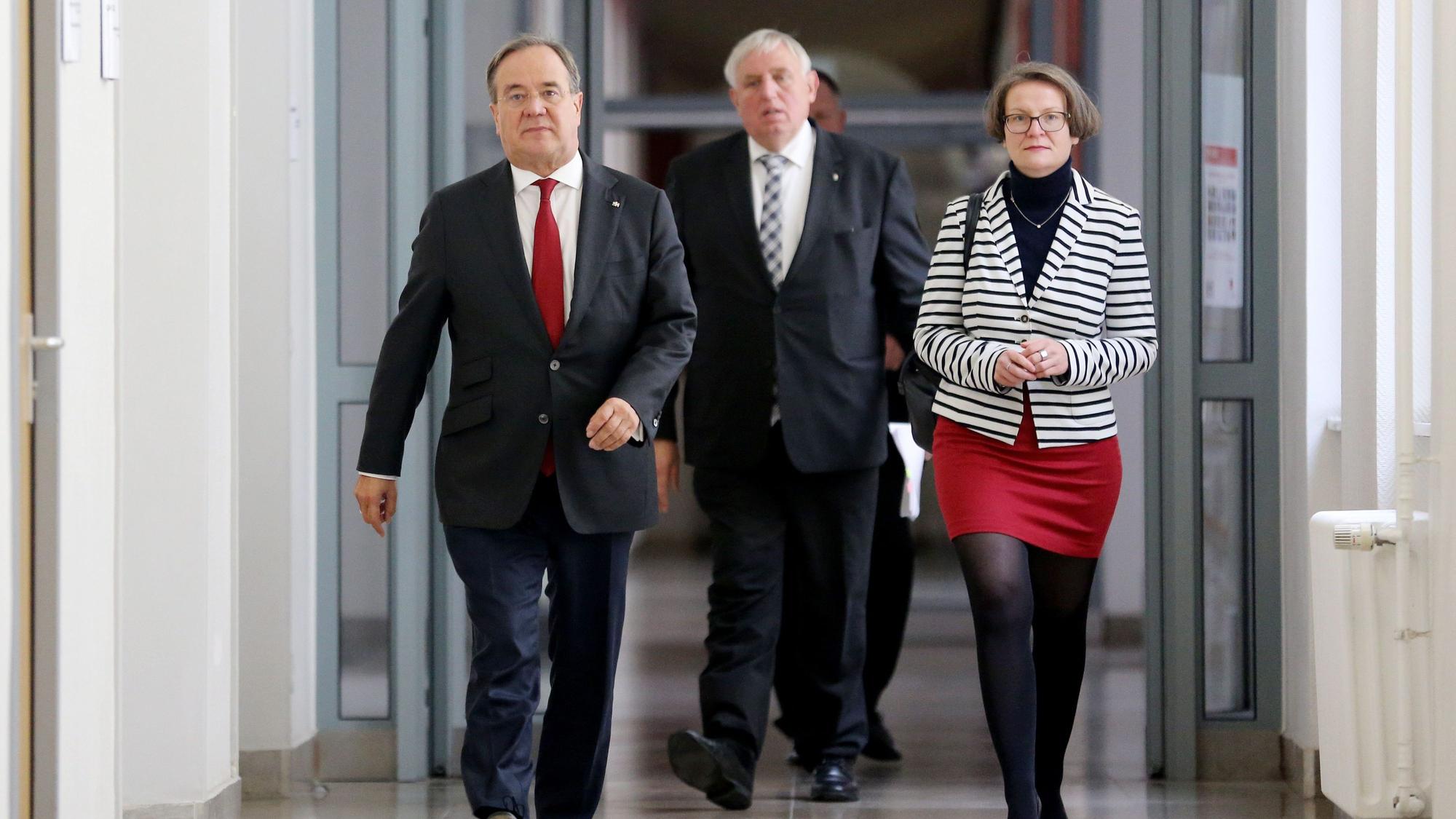 Diese drei NRW-Politiker bekommen keine Posten im Kabinett von Friedrich Merz: Armin Laschet, Ex-Ministerpräsident von NRW, Gesundheitsminister Karl-Josef Laumann (Mitte) und NRW-Bauministerin Ina Scharrenbach. Das Bild wurde im Oktober 2020 aufgenommen.