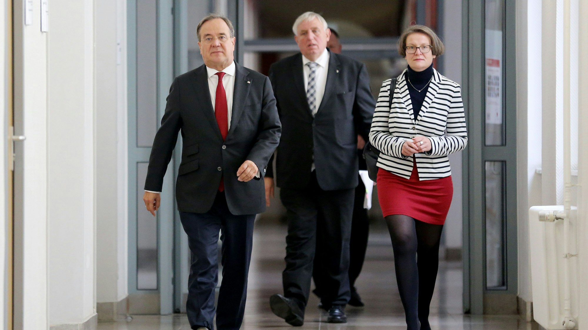 Diese drei NRW-Politiker bekommen keine Posten im Kabinett von Friedrich Merz: Armin Laschet, Ex-Ministerpräsident von NRW, Gesundheitsminister Karl-Josef Laumann (Mitte) und NRW-Bauministerin Ina Scharrenbach. Das Bild wurde im Oktober 2020 aufgenommen.