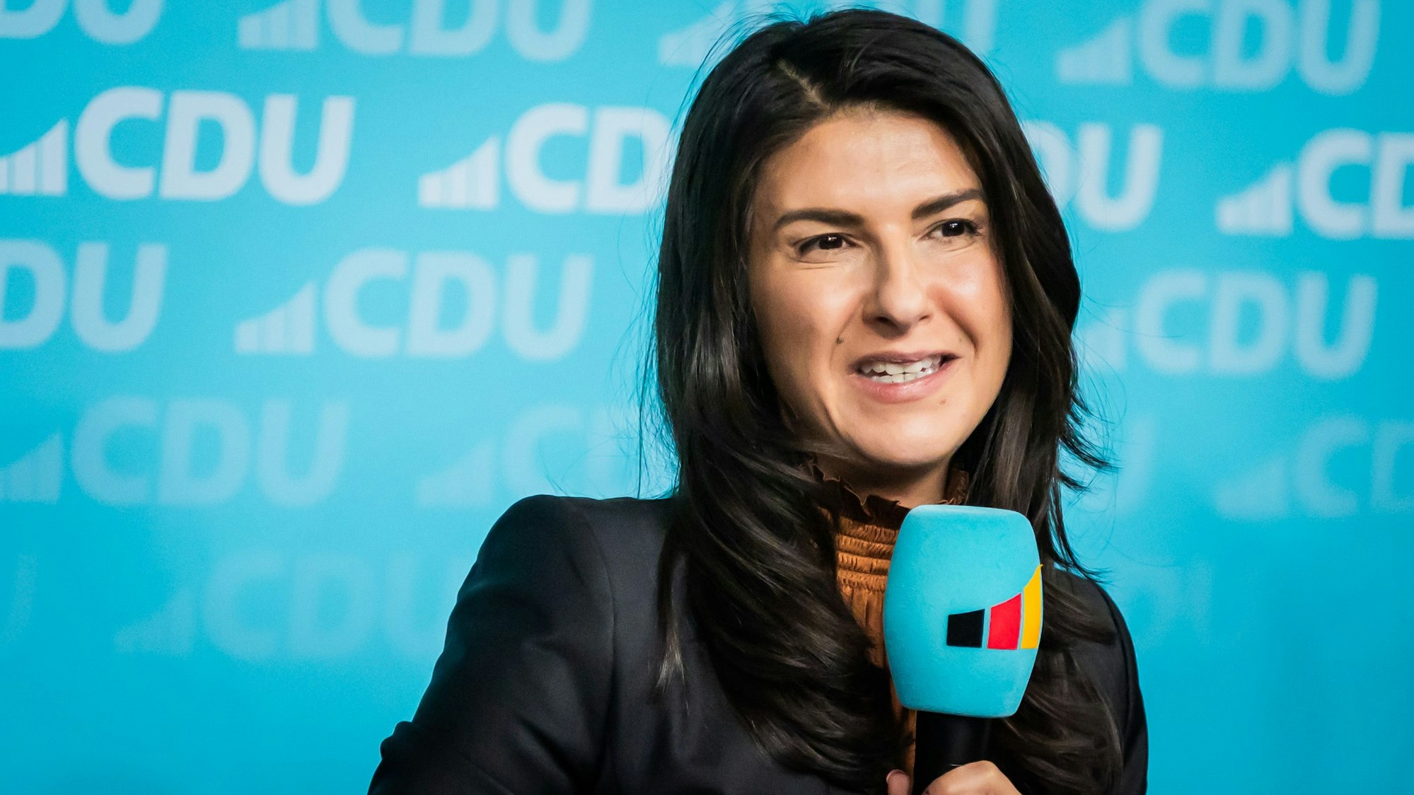 ARCHIV - 18.03.2024, Berlin: Serap Güler (CDU), Mitglied des Deutschen Bundestages, spricht bei einer Diskussionsveranstaltung CDU mit dem Titel «Chancenland Deutschland - Integration gemeinsam gestalten, Zusammenhalt stärken» in der CDU-Bundesgeschäftsstelle (Konrad-Adenauer-Haus). Die CDU fordert im Entwurf für ihr neues Grundsatzprogramm unter anderem eine Leitkultur für Deutschland. Damit will sie auch Migranten erreichen. (zu dpa: «Serap Güler führt als erste Frau Kölner CDU») Foto: Christoph Soeder/dpa +++ dpa-Bildfunk +++