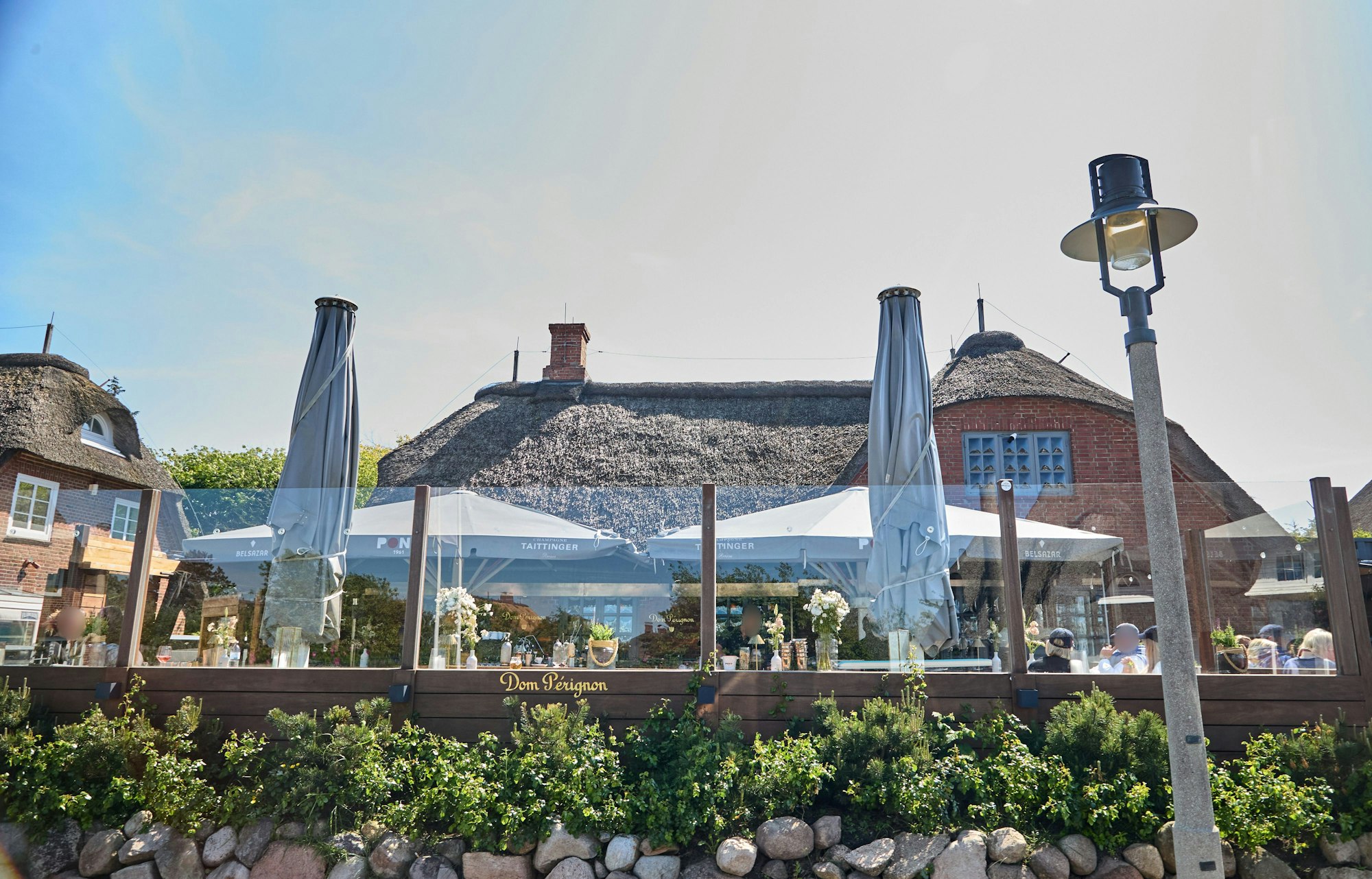 ARCHIV - 24.05.2024, Schleswig-Holstein, Sylt: Blick auf das Lokal «Pony» in Kampen. (zu dpa: «Ermittlungen nach Skandal-Partyvideo auf Sylt beendet») Foto: Georg Wendt/dpa +++ dpa-Bildfunk +++