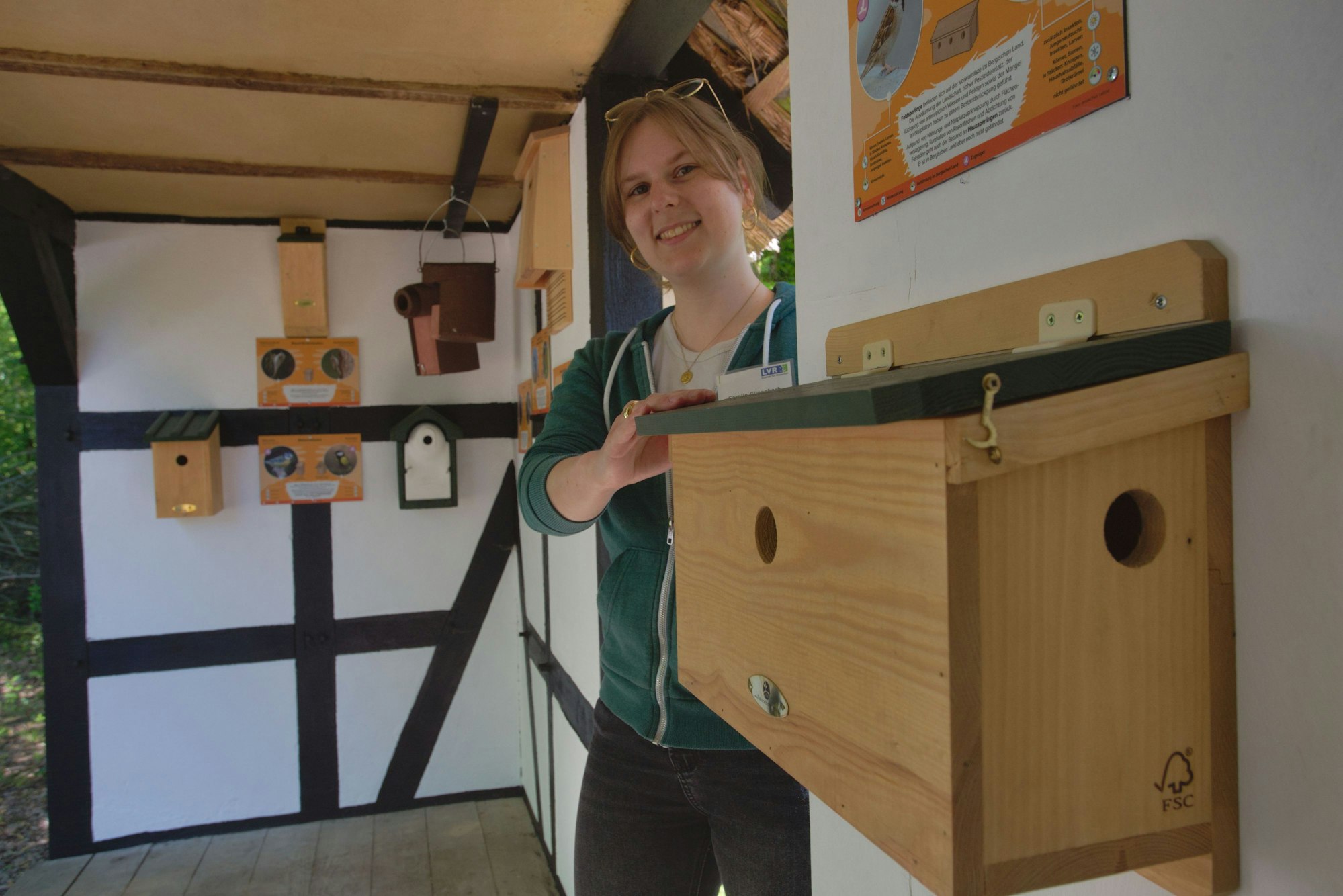 dbo - 17349, Lindlar, Lingenbacher Weg, Nordtor LVR-Freilichtmuseum: PK neue
Outdoor-Ausstellung "Biologische Vielfalt bergischer Insekten und Brutvögel
Carolin Gilgenbach