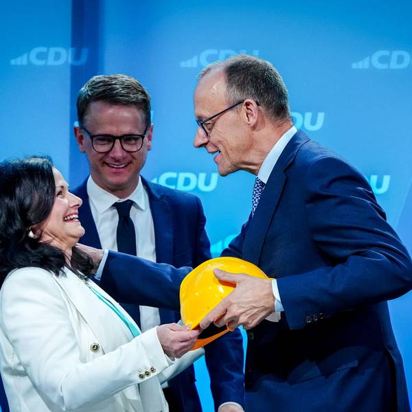 28.04.2025, Berlin: Gitta Connemann (CDU) überreicht einen Helm an Friedrich Merz (r), Unions-Kanzlerkandidat und CDU-Bundesvorsitzender, beim Bundesausschuss der CDU neben Carsten Linnemann, CDU-Generalsekretär. Bei dem kleinen Parteitag der CDU soll die Zustimmung zu einem Koalitionsvertrag der Union mit der SPD zur Bildung einer Bundesregierung erfolgen und die künftigen Minister vorgestellt werde. Foto: Kay Nietfeld/dpa +++ dpa-Bildfunk +++