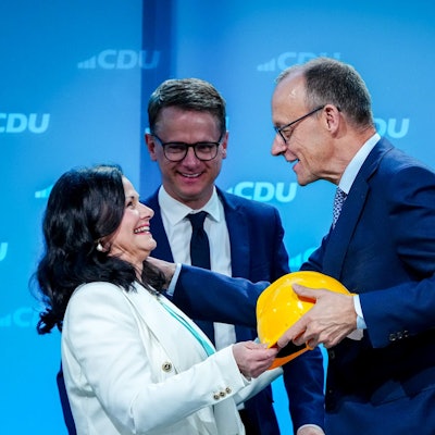 28.04.2025, Berlin: Gitta Connemann (CDU) überreicht einen Helm an Friedrich Merz (r), Unions-Kanzlerkandidat und CDU-Bundesvorsitzender, beim Bundesausschuss der CDU neben Carsten Linnemann, CDU-Generalsekretär. Bei dem kleinen Parteitag der CDU soll die Zustimmung zu einem Koalitionsvertrag der Union mit der SPD zur Bildung einer Bundesregierung erfolgen und die künftigen Minister vorgestellt werde. Foto: Kay Nietfeld/dpa +++ dpa-Bildfunk +++