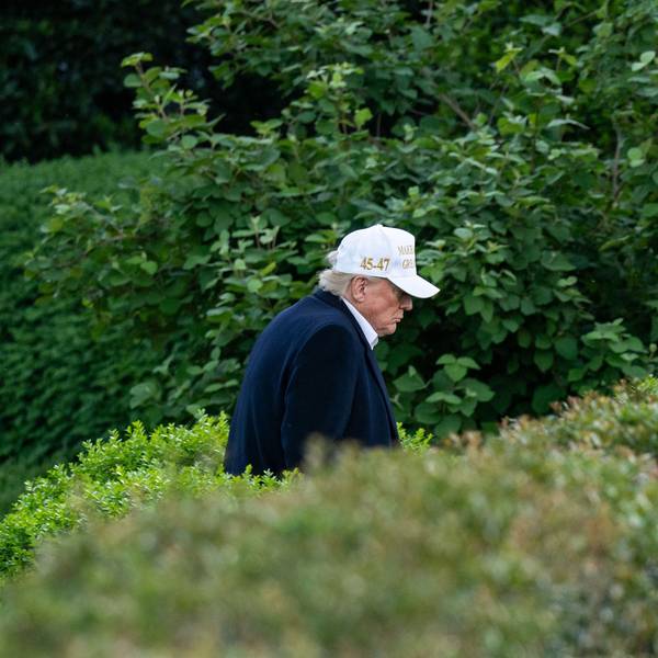 US President Donald Trump walks toward the White House in Washington, DC, on April 27, 2025. Trump is returning to Washington after attending the funeral of Pope Francis and spending part of the weekend at his Bedminster resort. (Photo by Annabelle GORDON / AFP)