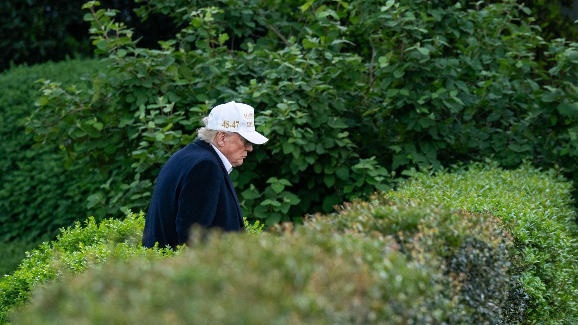 US President Donald Trump walks toward the White House in Washington, DC, on April 27, 2025. Trump is returning to Washington after attending the funeral of Pope Francis and spending part of the weekend at his Bedminster resort. (Photo by Annabelle GORDON / AFP)