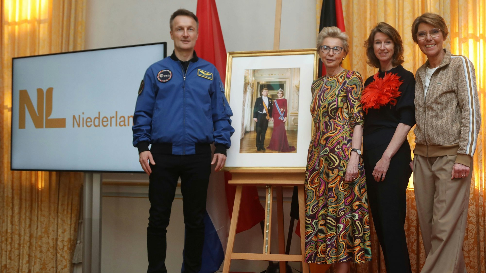 Das Bild zeigt die Honorarkonsulin des Königsreichs der Niederlande Rafaela Wilde, die Botschafterin der Niederlande Hester Somsen, den ESA-Astronauten Matthias Maurer und die Moderatorin Bettina Böttinger in der Wolkenburg.