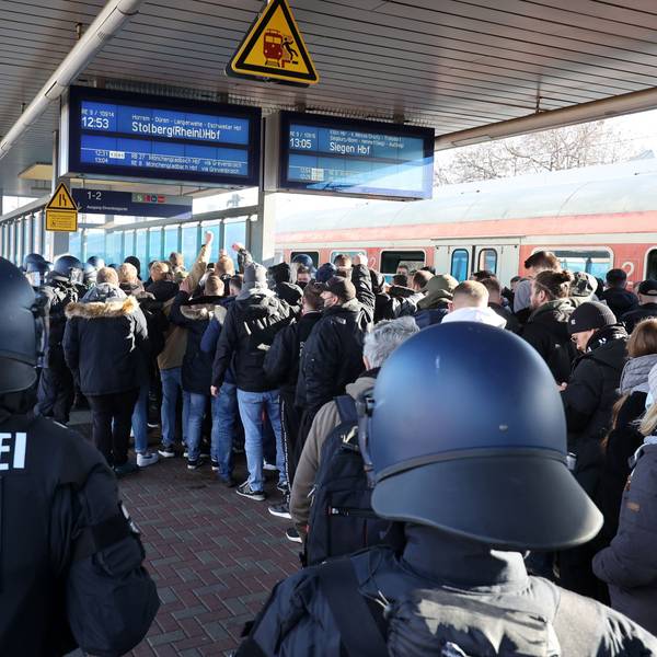 27.11.2021 Köln: Bahnhof Ehrenfeld Derby: FC gegen Gladbach: 12.41 kommt ein Sonderzug mit Fans aus Mönchengladbach am Bahnhof-Ehrenfeld an (Gleis 3). Foto: Martina Goyert