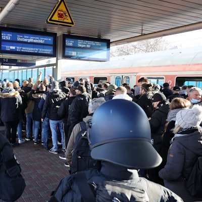 27.11.2021 Köln: Bahnhof Ehrenfeld Derby: FC gegen Gladbach: 12.41 kommt ein Sonderzug mit Fans aus Mönchengladbach am Bahnhof-Ehrenfeld an (Gleis 3). Foto: Martina Goyert