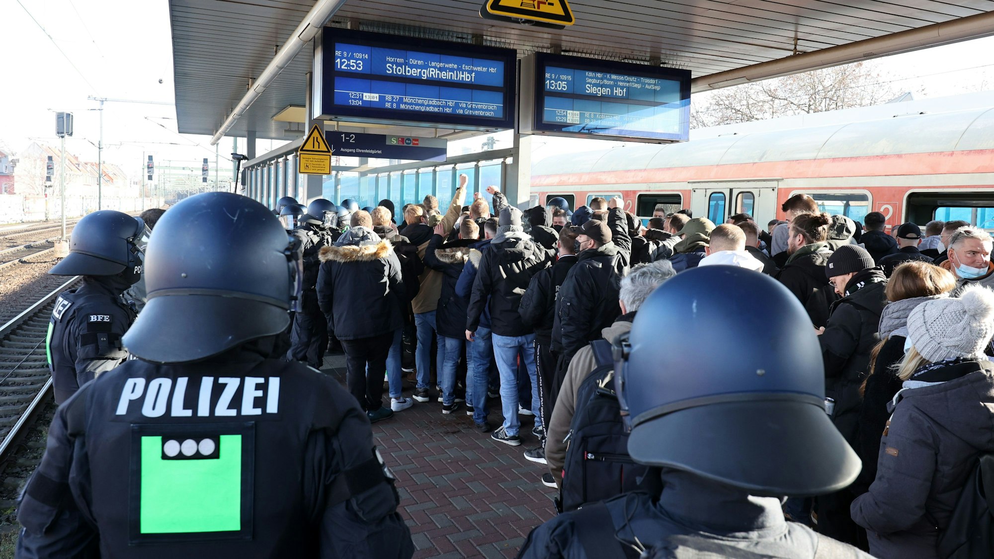 27.11.2021 Köln: Bahnhof Ehrenfeld Derby: FC gegen Gladbach: 12.41 kommt ein Sonderzug mit Fans aus Mönchengladbach am Bahnhof-Ehrenfeld an (Gleis 3). Foto: Martina Goyert