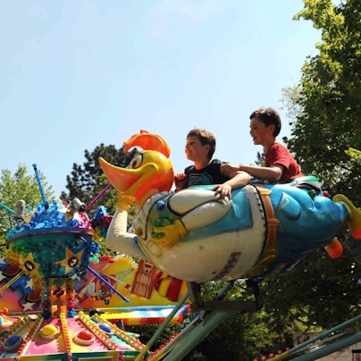 Auf dem Inselfest an der Groov stehen jedes Jahr mehrere Kirmes-Attraktionen (Archivbild).