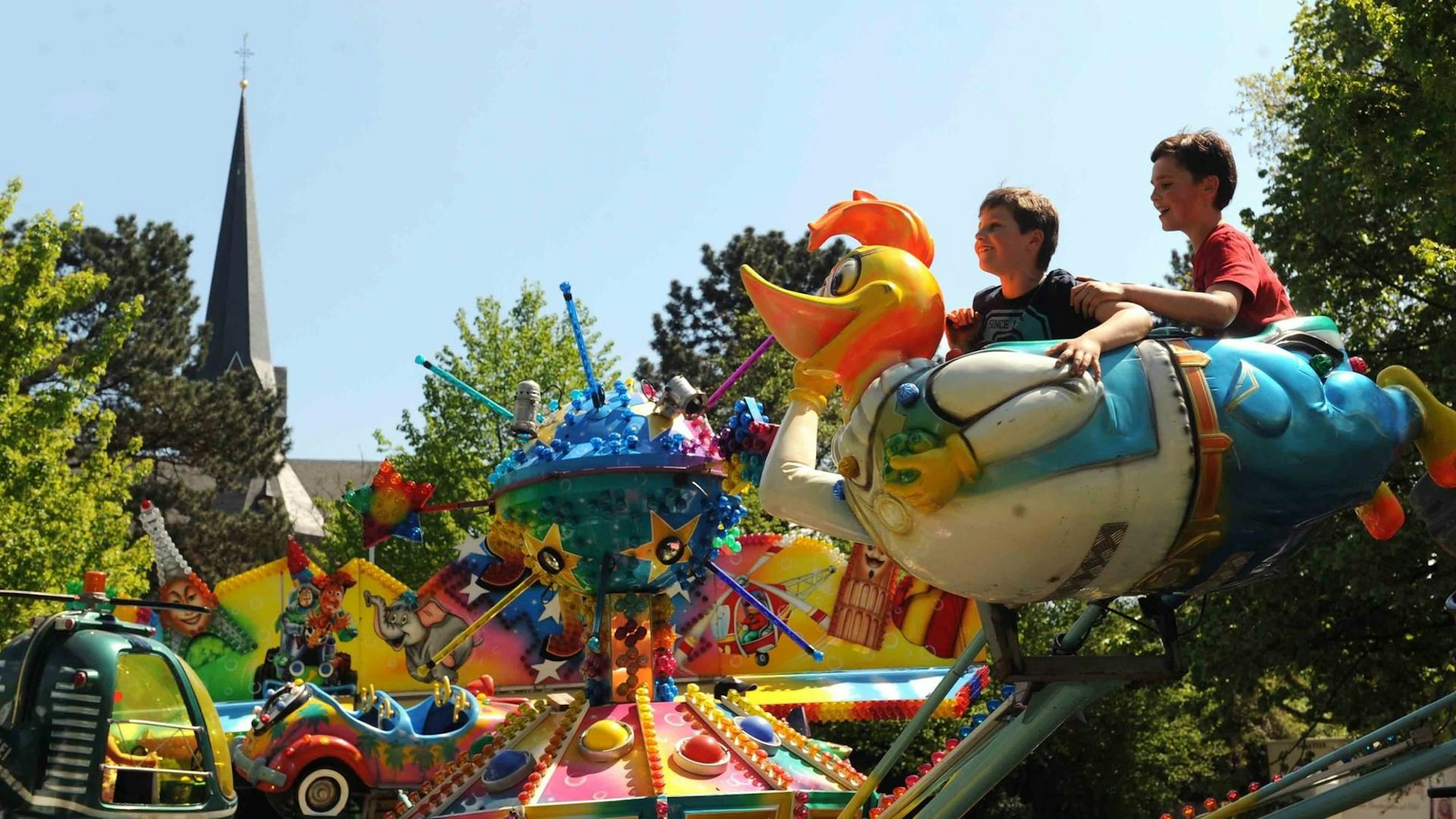 Auf dem Inselfest an der Groov stehen jedes Jahr mehrere Kirmes-Attraktionen (Archivbild).