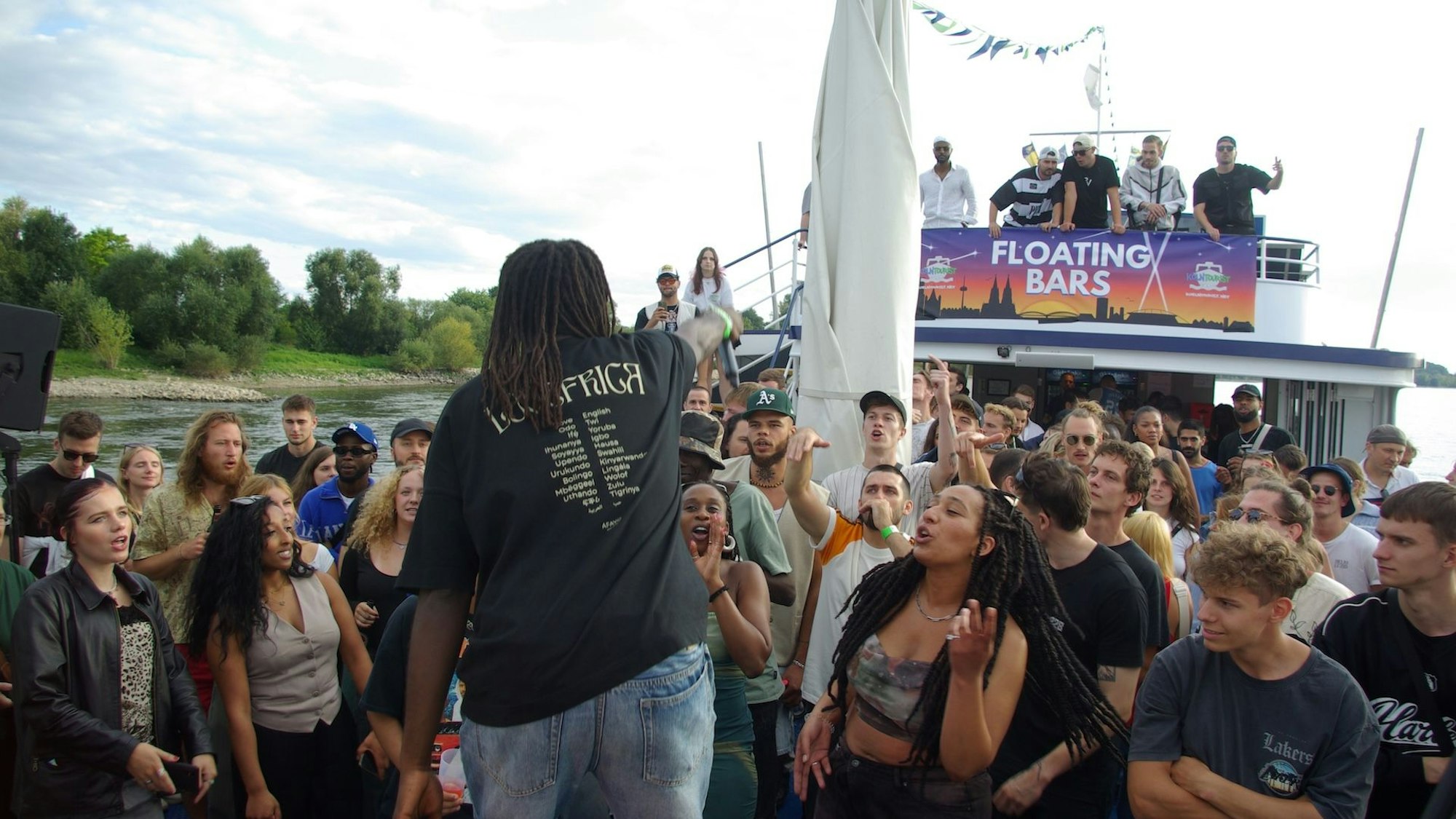 Ein Künstler tritt 2024 bei Floating Bars auf der MS Rheinland auf.