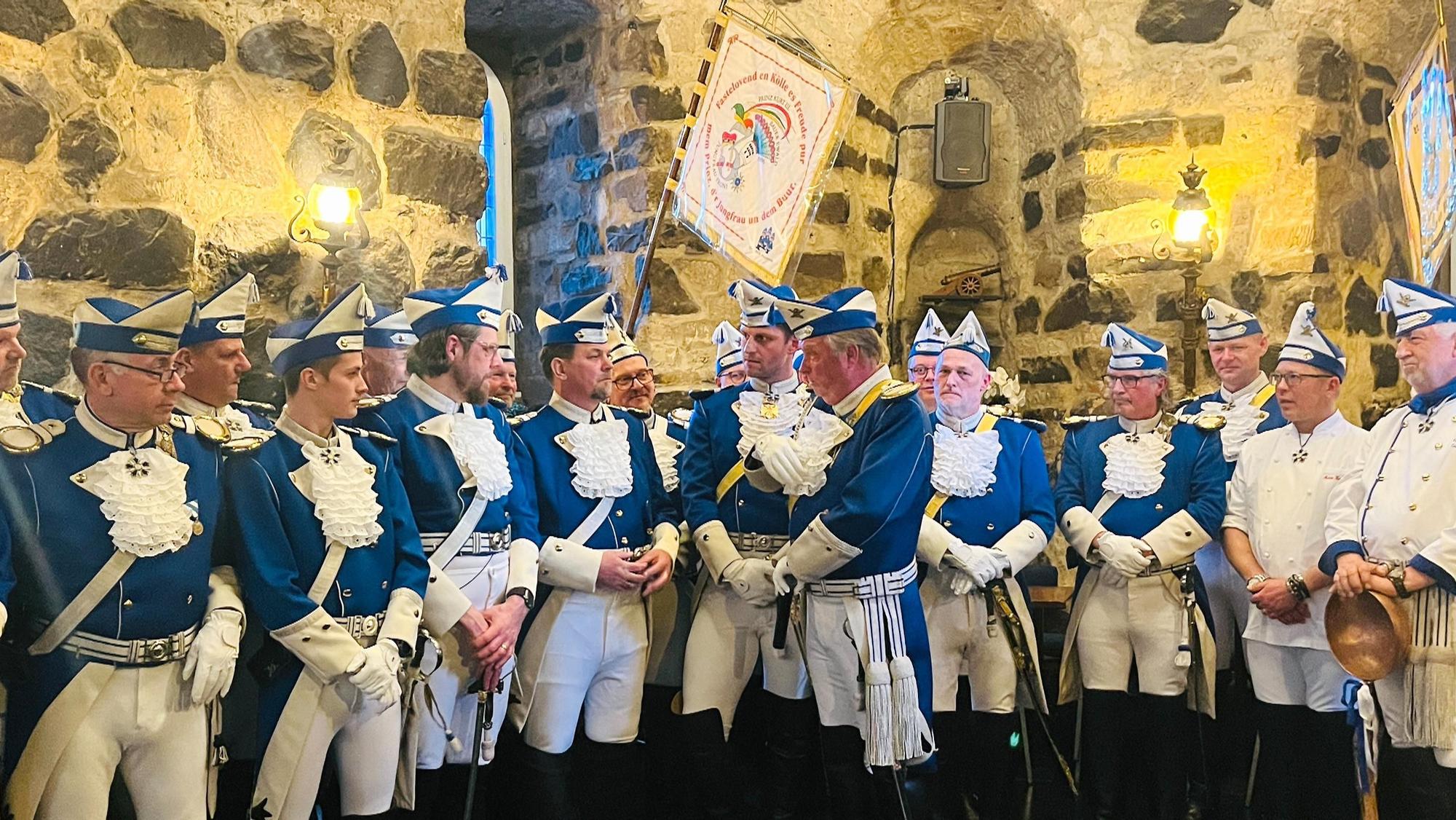 Mälzer in geliehener Uniform bei den Blauen Funken.