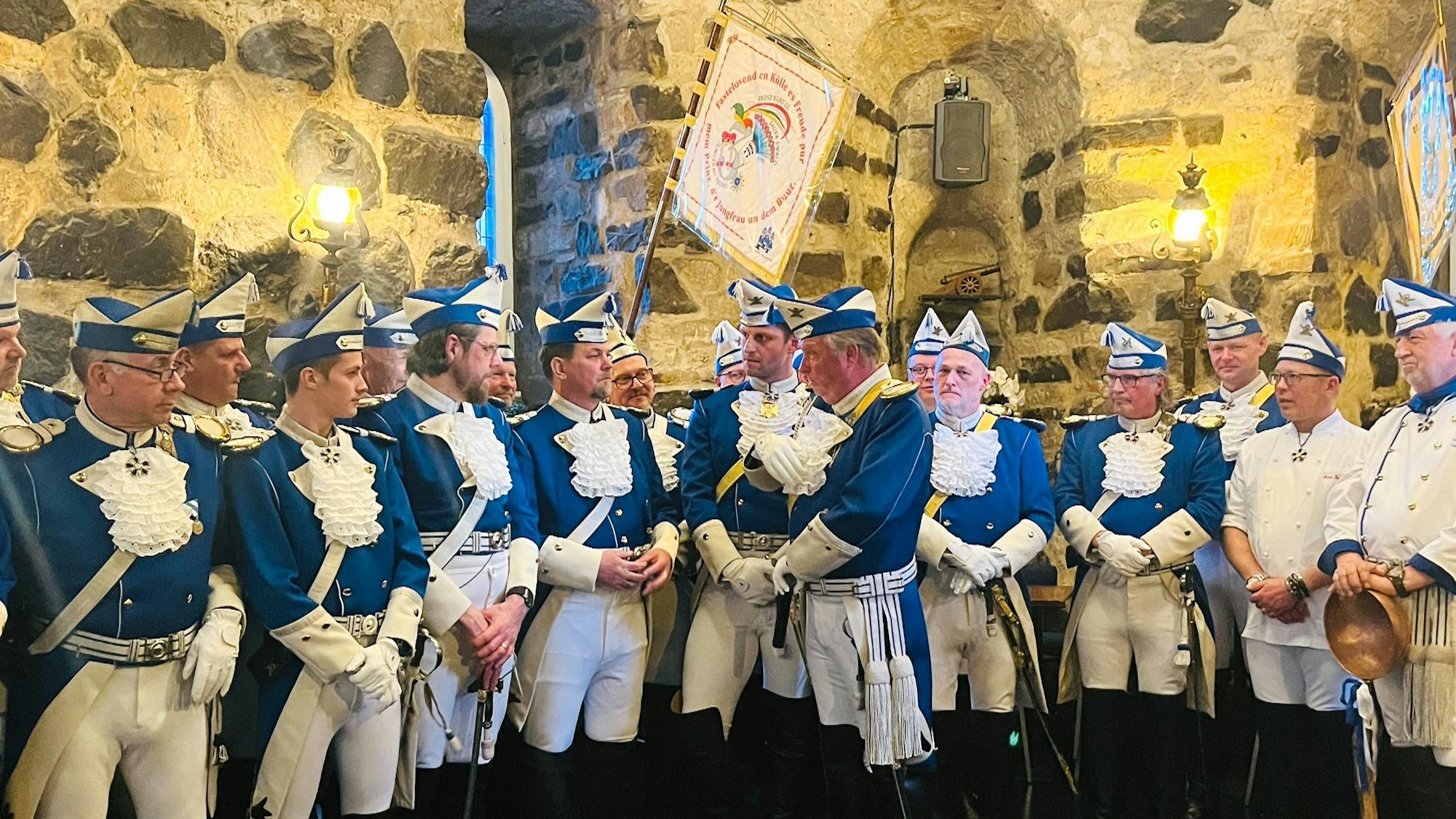 Mälzer in geliehener Uniform bei den Blauen Funken.