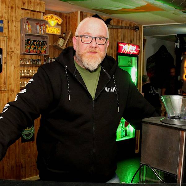 Kneipier Jojo Kastenholz steht im „Em Domi“ in Mechernich an der Theke.