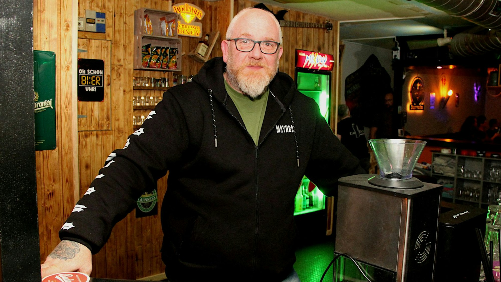 Kneipier Jojo Kastenholz steht im „Em Domi“ in Mechernich an der Theke.