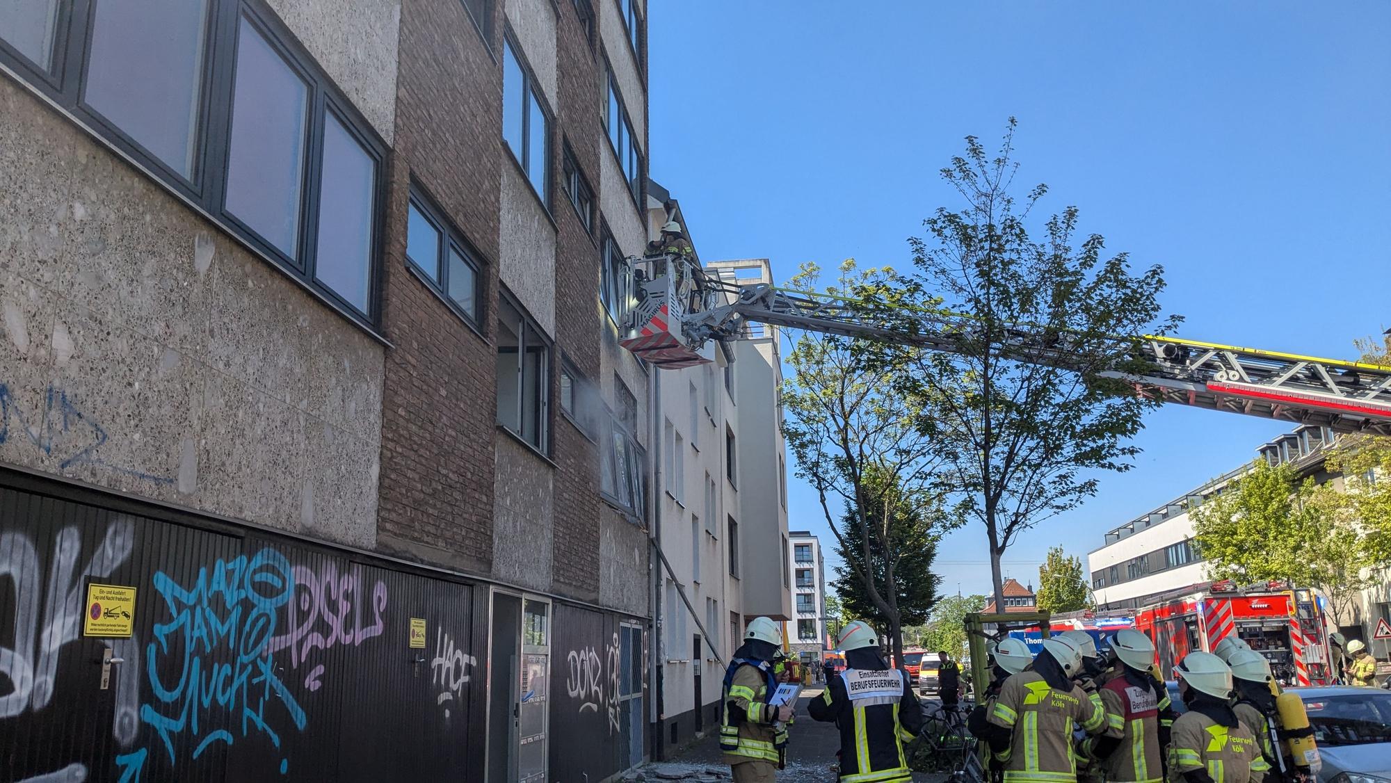 Polizei und Feuerwehr sind aktuell mit einem Großaufgebot auf dem Gottesweg im Einsatz und versuchen das Feuer zu löschen. Die Straße ist weiträumig gesperrt.