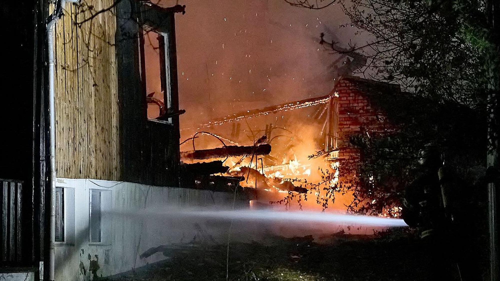 Das Bild zeigt Flammen, die aus dem Gebäude schlagen.