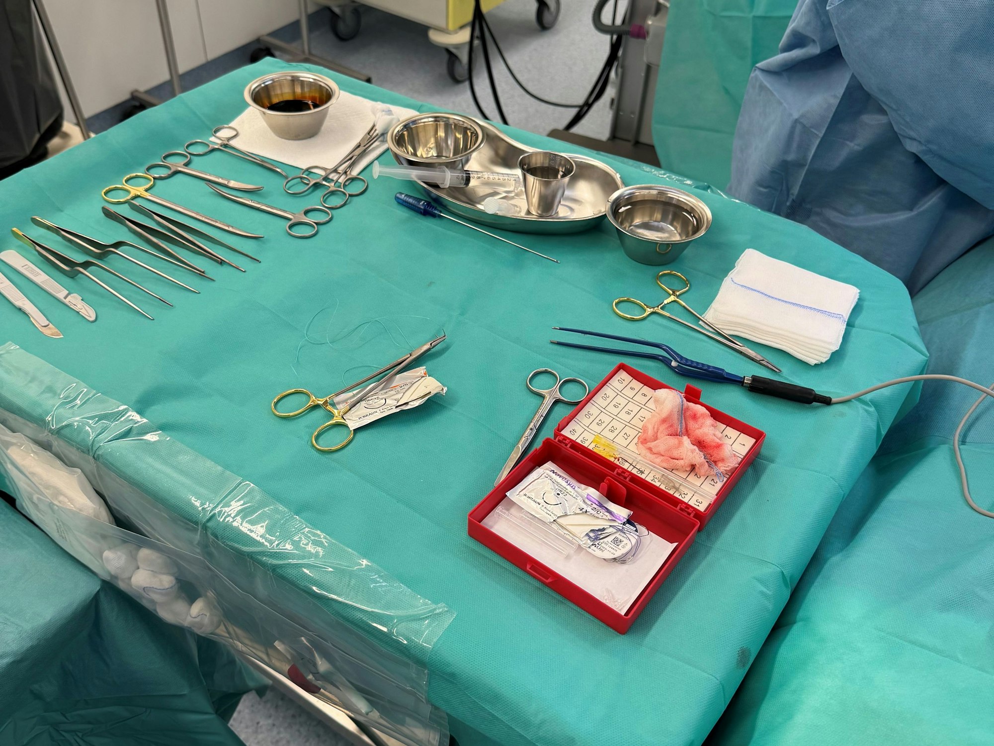 Auf dem Operationstisch liegen die Geräte bereit.