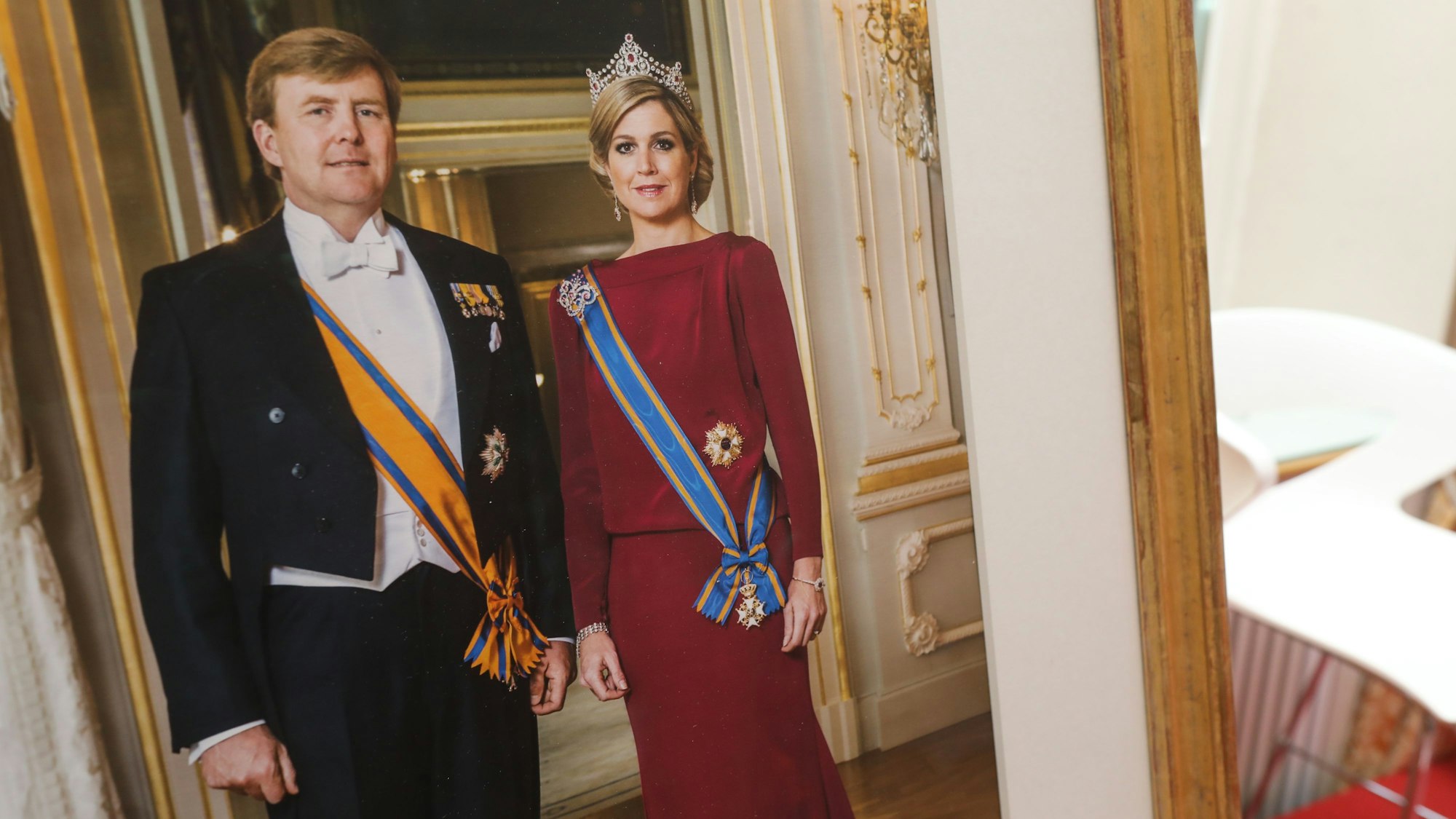 Das Bild zeigt ein Foto des niederländischen Königs Willem-Alexander mit seiner Frau.