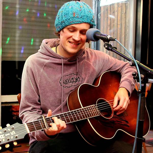 Der Singer-Songwriter Max Goedecke aus Mechernich spielt auf seiner Gitarre. Er stellte im „Em Domi“ seine erste CD vor.