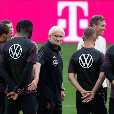 Rudi Völler steht neben Antonio Rüdiger auf dem Trainingsplatz.