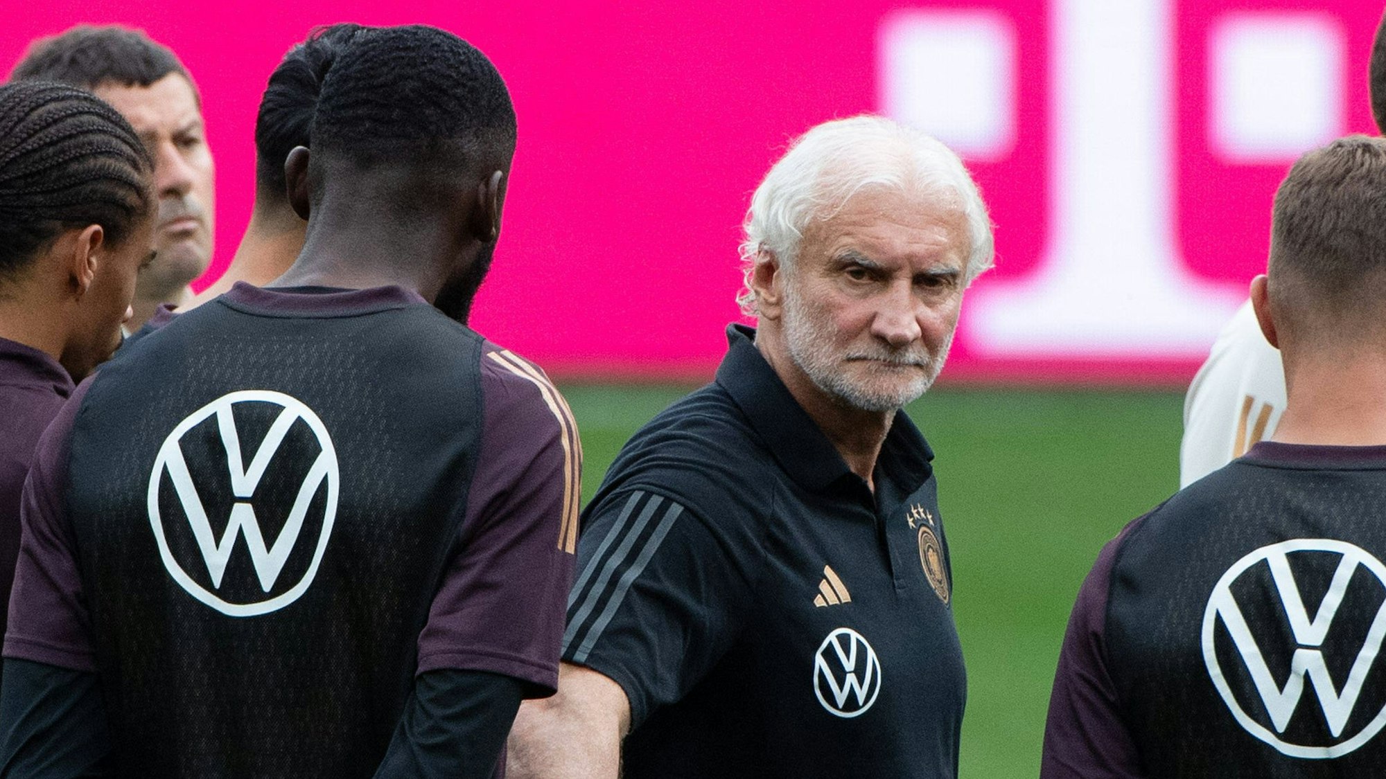 Rudi Völler steht neben Antonio Rüdiger auf dem Trainingsplatz.