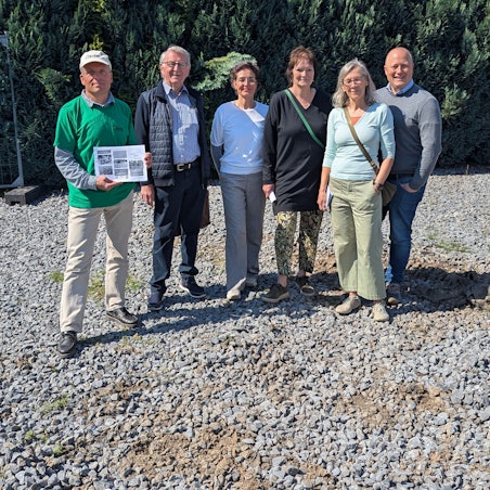 Das Foto zeigt die Initiatoren des Bürgerantrags gegen Schottergärten auf einer Schotterfläche in Efferen.