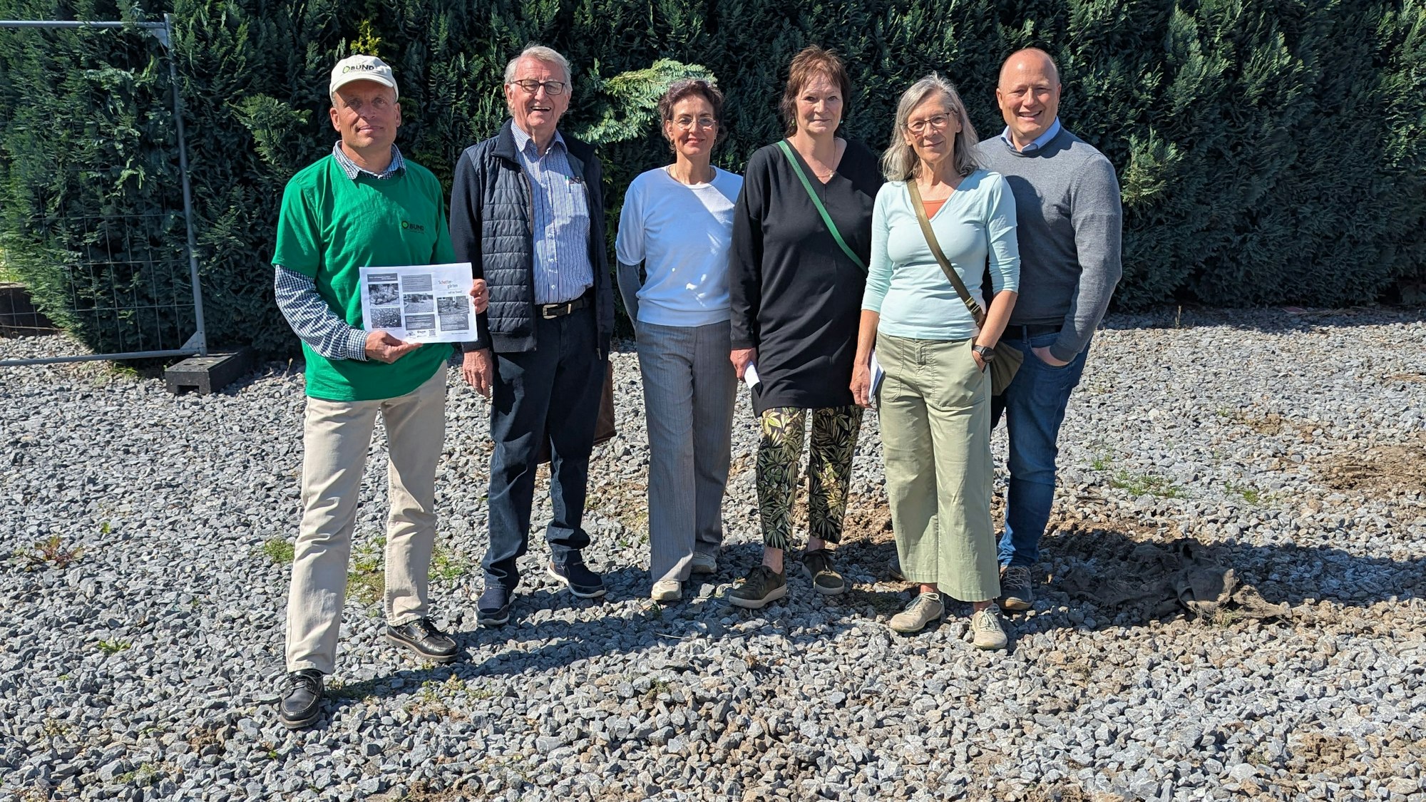 Das Foto zeigt die Initiatoren des Bürgerantrags gegen Schottergärten auf einer Schotterfläche in Efferen.