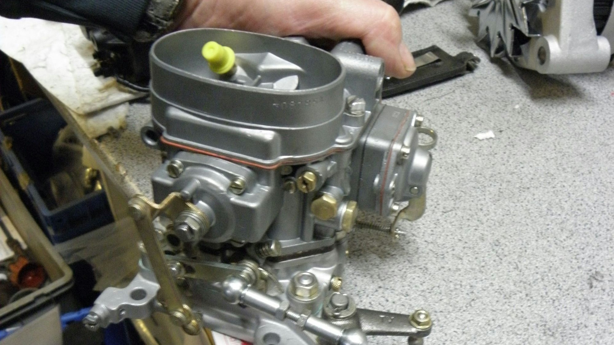 Ein Teil eines Automotors ist in einer Werkstatt überholt worden und glänzt nun.