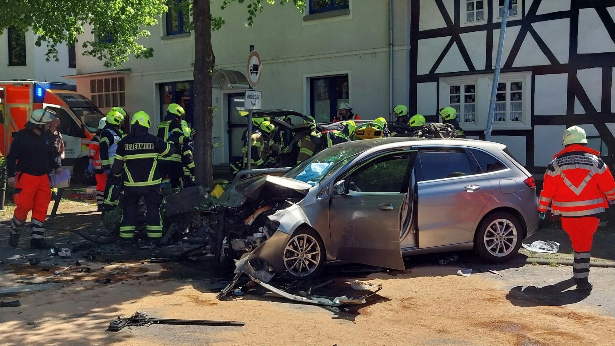 Unfall in Windeck: . An der Ecke Hauptstraße/Dreiseler Straße sind gegen 13.15 Uhr zwei Autos zusammengestoßen. Drei Personen wurden verletzt, zwei davon schwer.