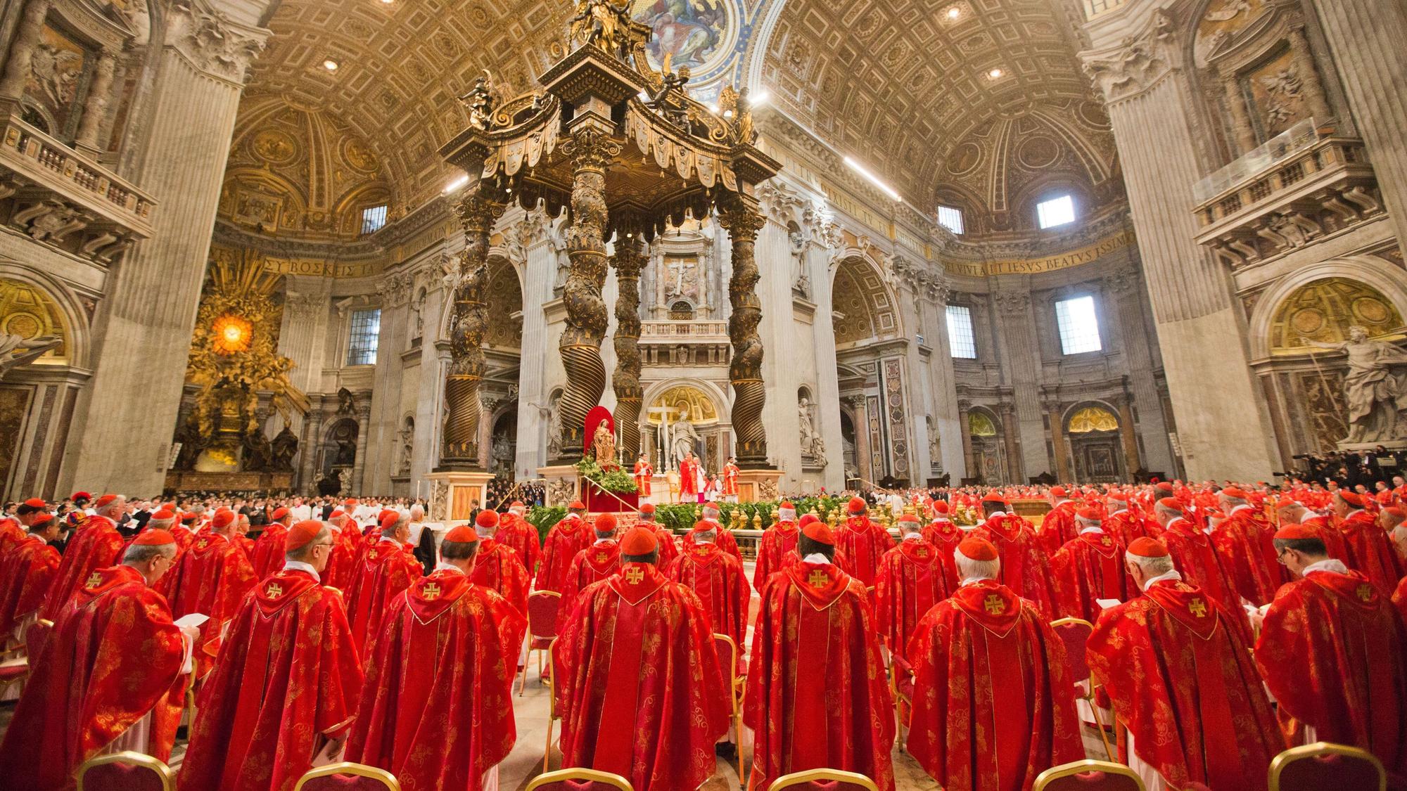 ARCHIV - 11.03.2013, Vatikan, Vatikanstadt: Kardinäle verfolgen am 12.03.2013 im Petersdom im Vatikan die Wahl-Messe "Pro Eligendo Romano Pontifice". Nach der Messe ziehen sich die Kardinäle in die Sixtinische Kapelle zurück und beginnen das Konklave, die Papstwahl für den Nachfolger von Papst Benedikt XVI. (zu dpa: «Konklave im Vatikan: Diese Kardinäle wählen den neuen Papst») Foto: Michael Kappeler/dpa +++ dpa-Bildfunk +++