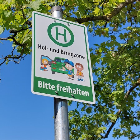 In der Schopenhauerstraße am Oberlarer Friedhof ist eine von insgesamt drei Hol- und Bringzonen für die nahe Janosch-Grundschule eingerichtet worden.