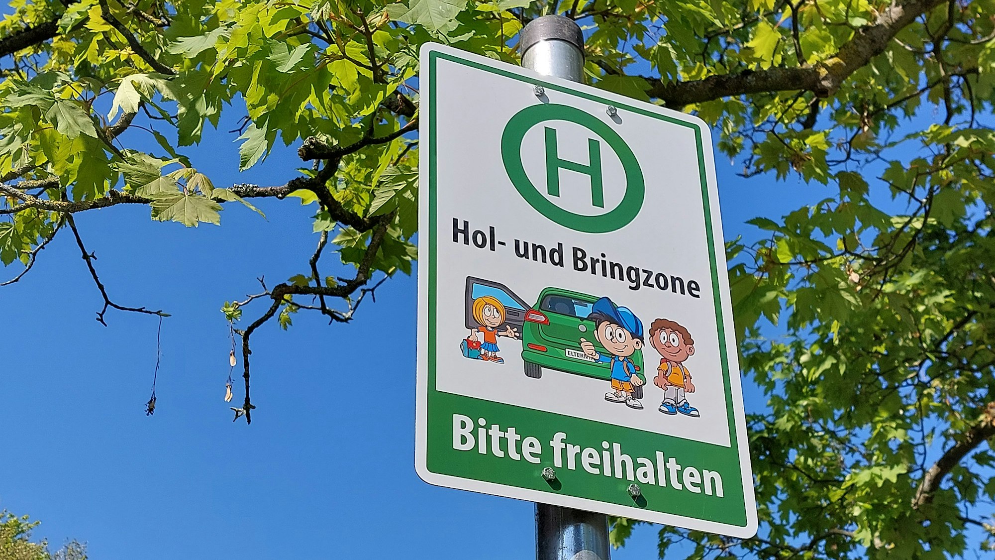 In der Schopenhauerstraße am Oberlarer Friedhof ist eine von insgesamt drei Hol- und Bringzonen für die nahe Janosch-Grundschule eingerichtet worden.