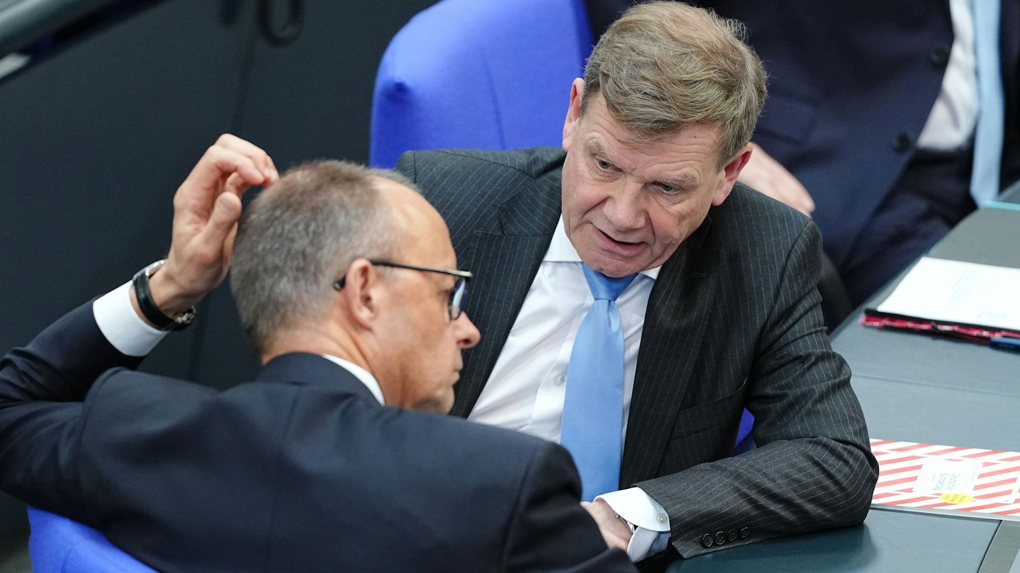 ARCHIV - 25.03.2025, Berlin: Friedrich Merz (l), CDU/CSU Fraktionsvorsitzender und CDU Bundesvorsitzender, spricht mit Johann Wadephul (CDU) bei der konstituierenden Sitzung des neuen Bundestags. (zu dpa: «Union stellt Ministerriege vor - CDU-Votum über Schwarz-Rot») Foto: Kay Nietfeld/dpa +++ dpa-Bildfunk +++