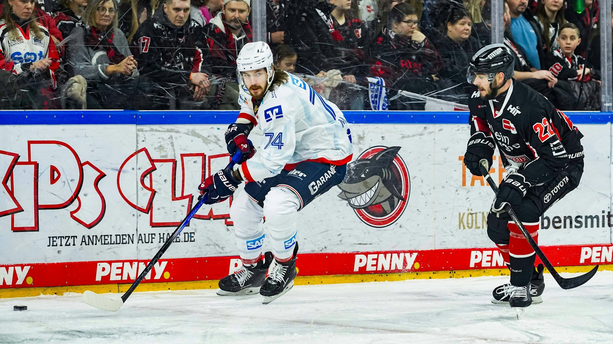 Auf dem Foto ist Ryan MacInnis im Spiel gegen den KEC zu sehen.
