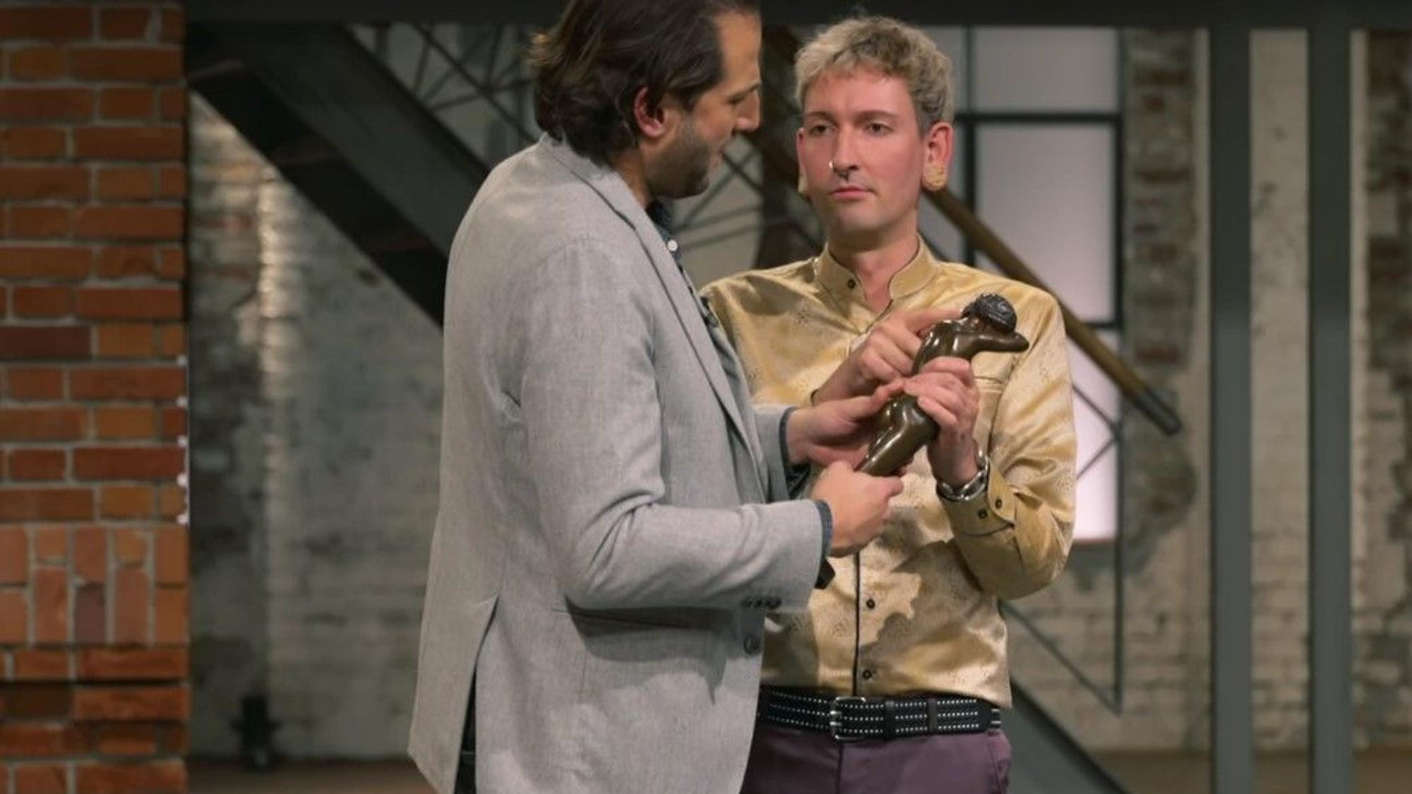 Fabian Kahl wollte die Statuette auch unbedingt halten.