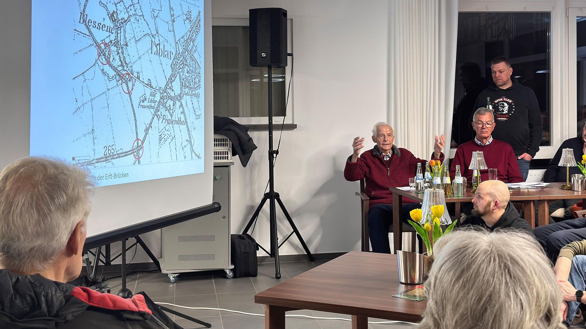 Das Foto zeigt den 90-jährigen Lokalhistoriker Albert Esser bei einem Vortrag.