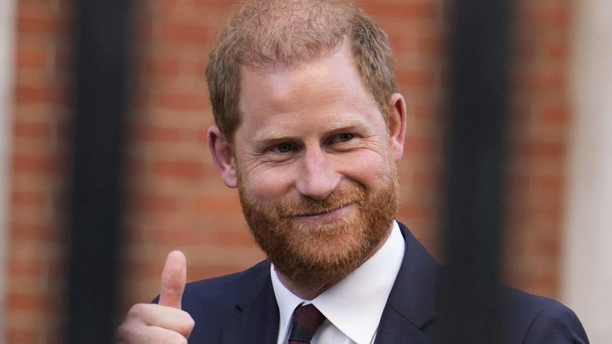 Prinz Harry verlässt den Royal Courts of Justice im Zentrum Londons.