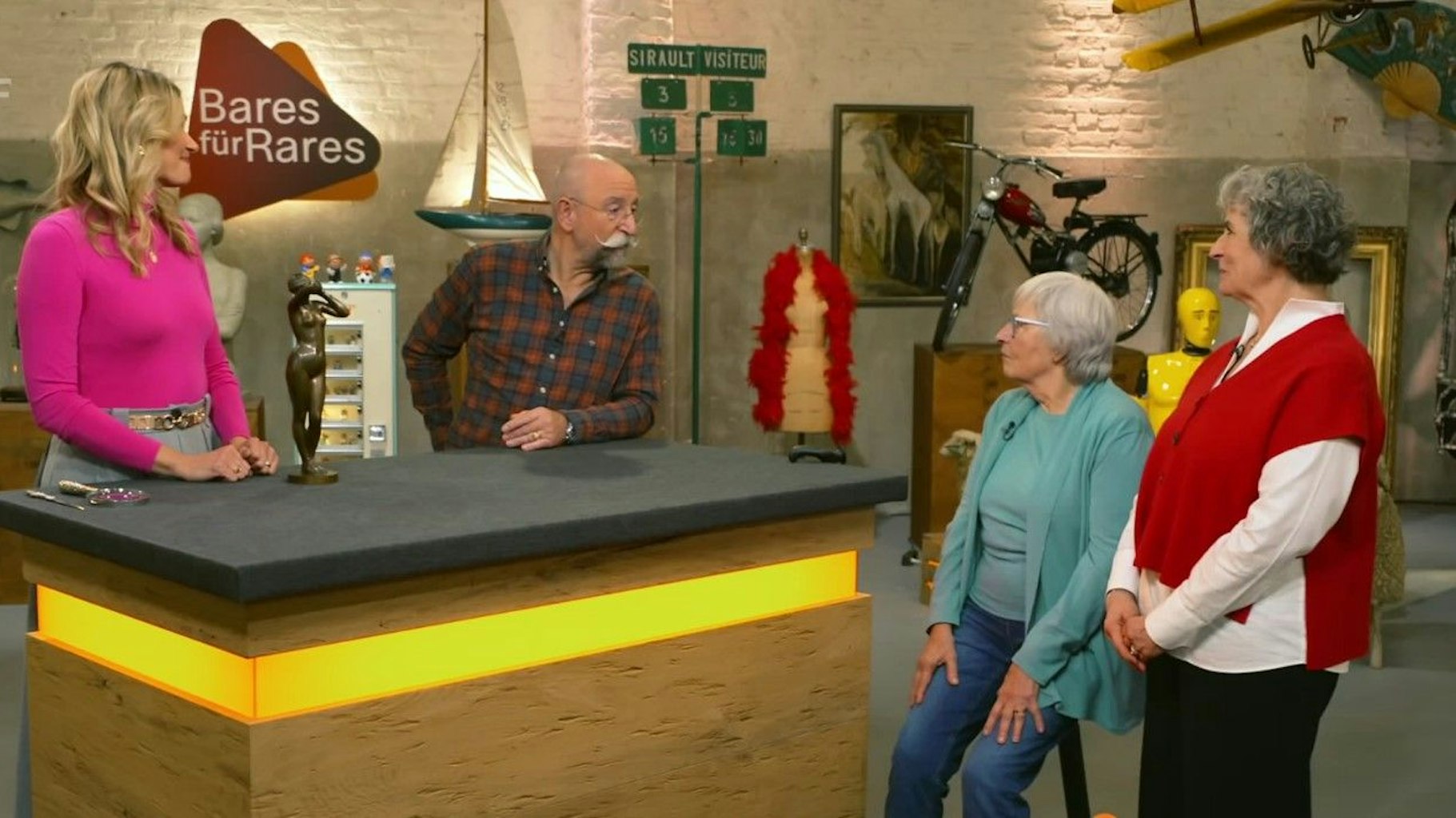 Seniorin Helga Treytl aus Rösrath mit ihrer Tochter (v.r.) bei Horst Lichter und Bianca Berding bei „Bares für Rares“.