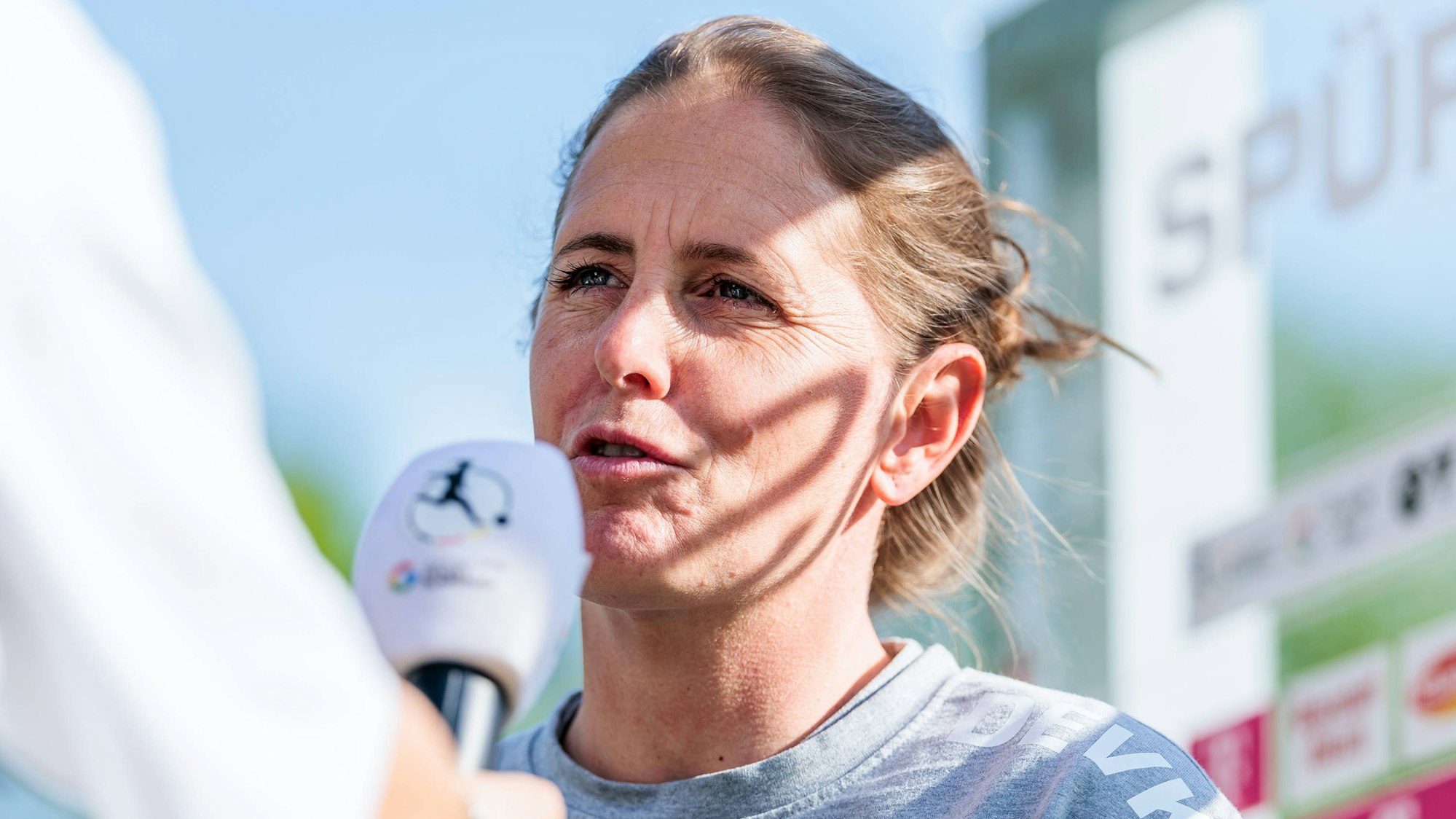 Google Pixel Frauen-Bundesliga, 1. FC Köln - Eintracht Frankfurt 27.04.2025 Britta Carlson Trainerin 1. FC Köln im Interview Google Pixel Frauen-Bundesliga, 1. FC Köln - Eintracht Frankfurt, Köln, Franz-Kremer-Stadion am 27.04.2025 DFB REGULATIONS PROHIBIT ANY USE OF PHOTOGRAPHS AS IMAGE SEQUENCES AND/OR QUASI-VIDEO. *** Google Pixel Frauen Bundesliga, 1 FC Köln Eintracht Frankfurt 27 04 2025 Britta Carlson Trainerin 1 FC Köln im Interview Google Pixel Frauen Bundesliga, 1 FC Köln Eintracht Frankfurt, Köln, Franz Kremer Stadion am 27 04 2025 DFB REGULATIONS PROHIBIT ANY USE OF PHOTOGRAPHS AS IMAGE SEQUENCES AND OR QUASI VIDEO Copyright: xBEAUTIFULxSPORTS/Wunderlx